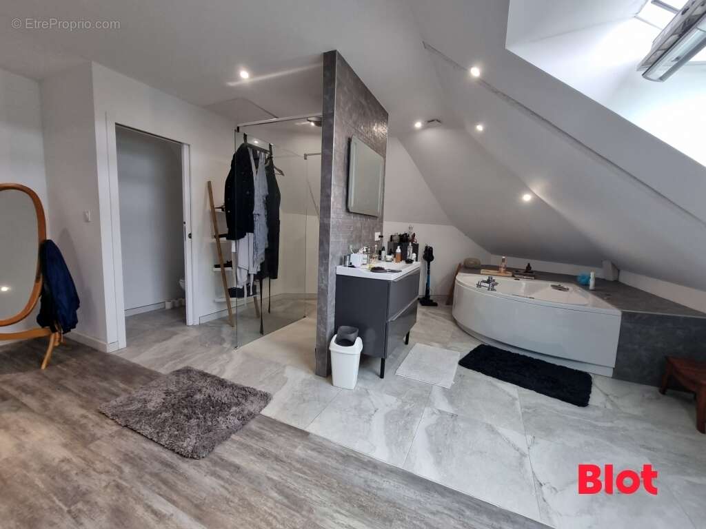 Maison 355 m² à Montreuil-Le-Gast  - photo 9