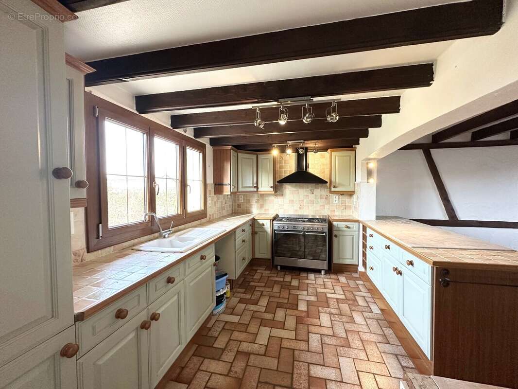 Cuisine 31 m² - Maison à SAINT-JEAN-SUR-REYSSOUZE