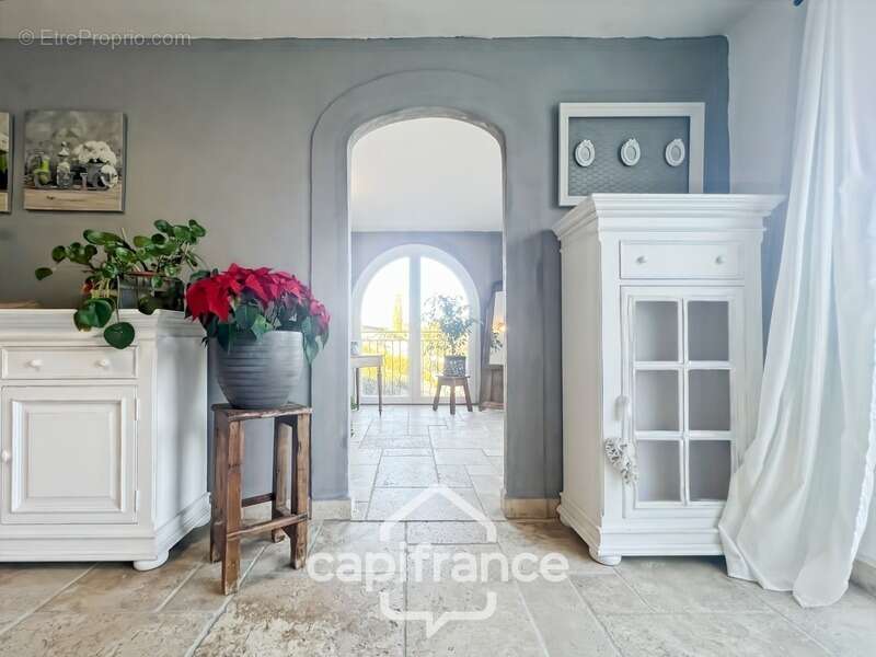 Domaine et Golf de Pont Royal, belle  propriété de 290 m2 établie sur un terrain de 2600 m2, cinq chambres, un bureau, piscine,  - photo 18