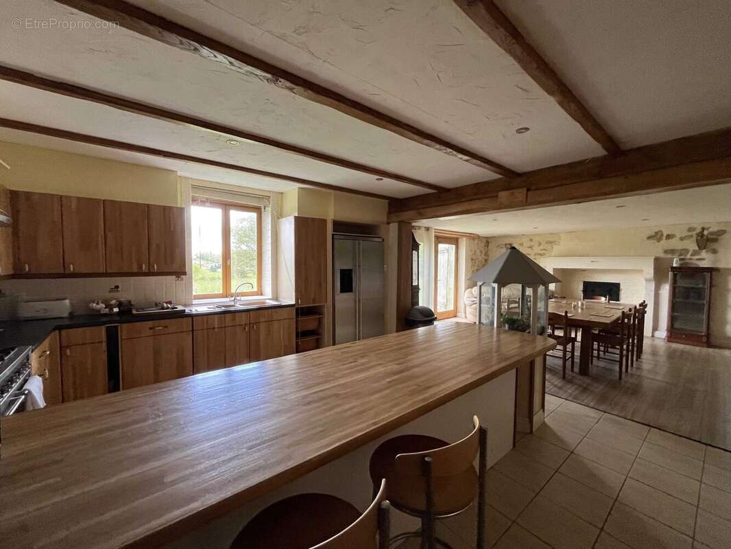 Maison 177 m² à Roumazieres-Loubert  - photo 2