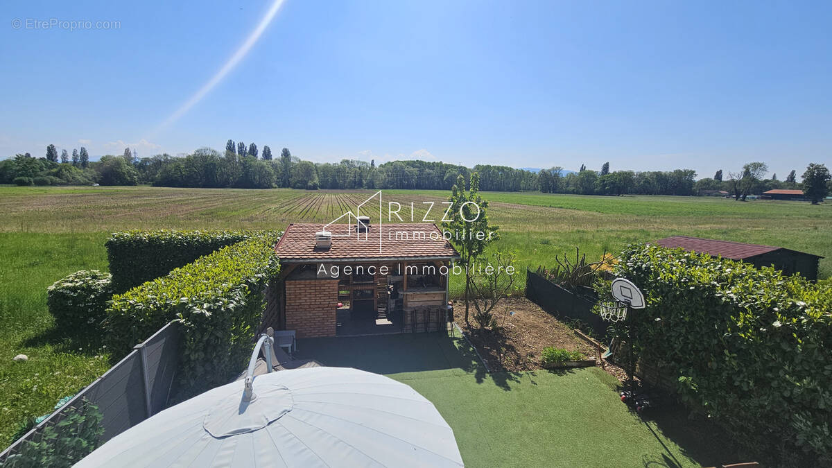 Maison à SAINT-GENIS-POUILLY