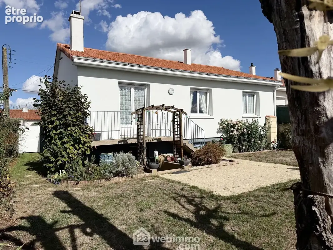 Construction de 1974, cette maison est très bien entretenue.