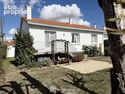 Construction de 1974, cette maison est très bien entretenue. - Maison à LE MAY-SUR-EVRE