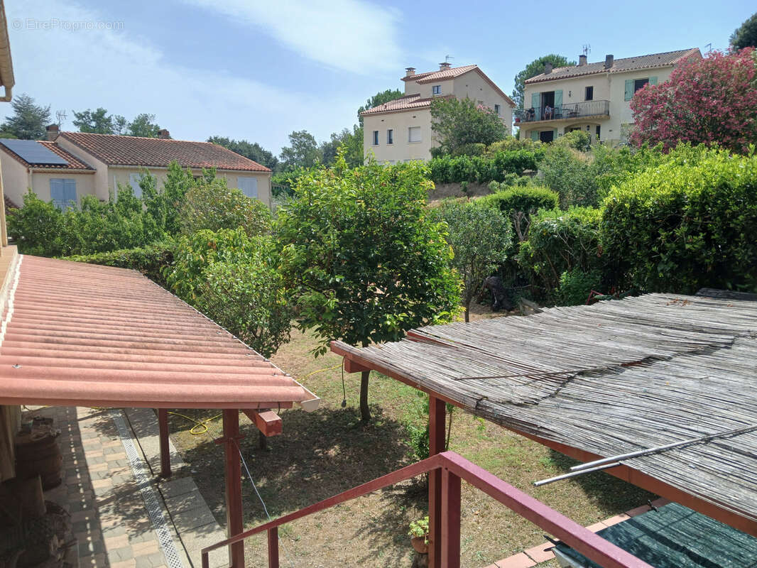 Villa sur 3 faces , 3 niveaux, 5 chambres , 2 bains, jardin , garage et parking. - photo 25