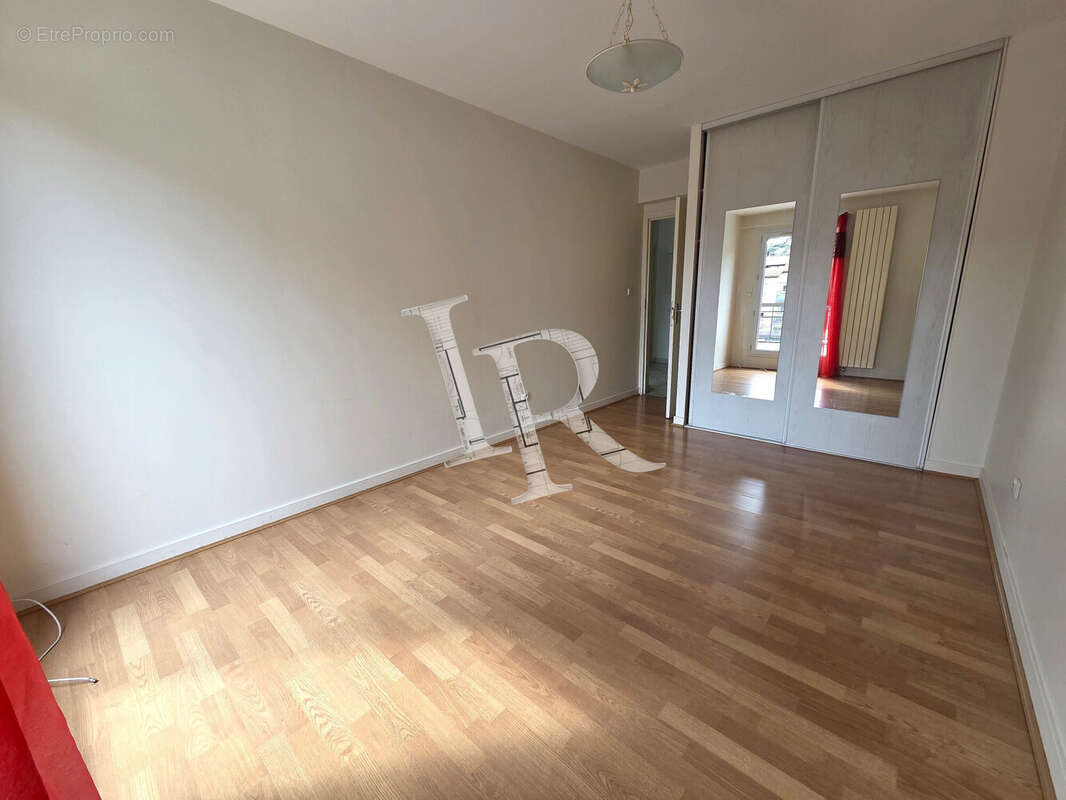 chambre avec double palcard - Appartement à LE PUY-EN-VELAY