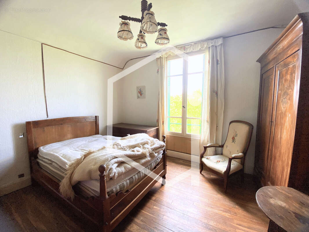 Maison à MYENNES