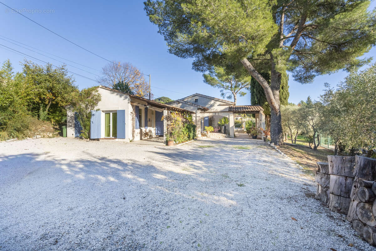 Maison à SIMIANE-COLLONGUE