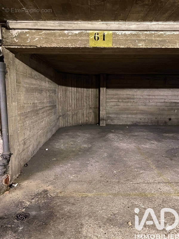 Photo 1 - Parking à PARIS-20E