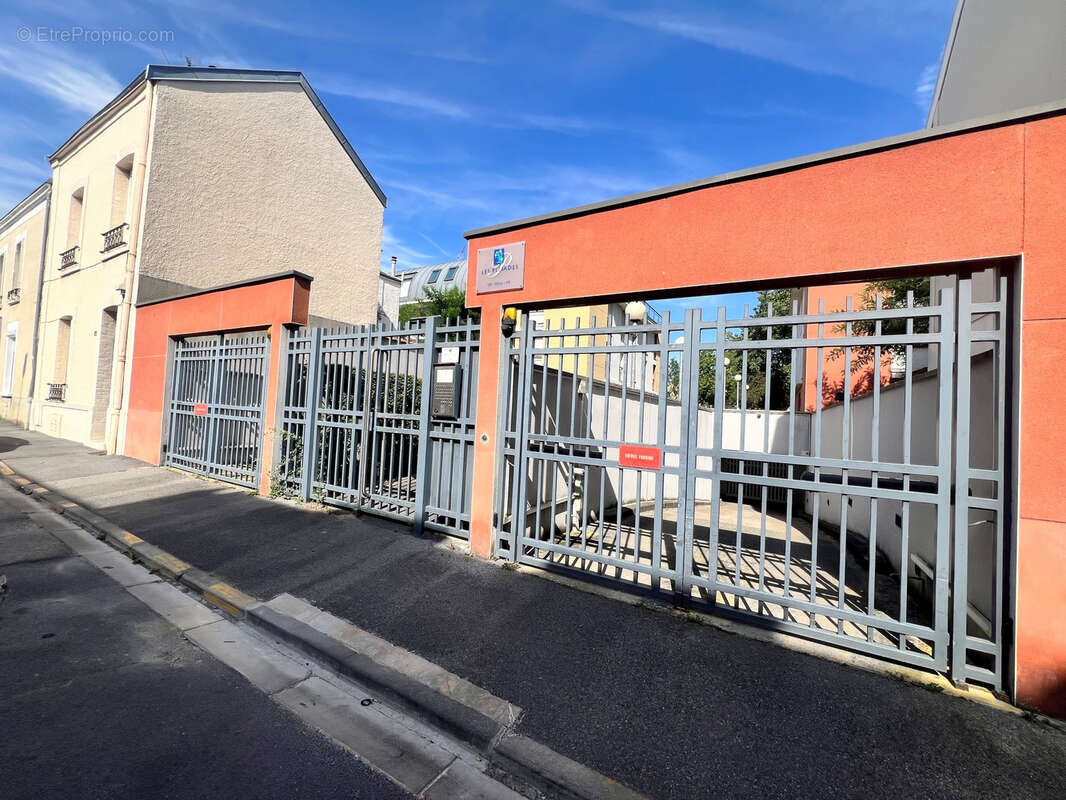Reims residence secteur rue de cernay - opportunite - parking couvert ferme 13.15m2 - photo 2