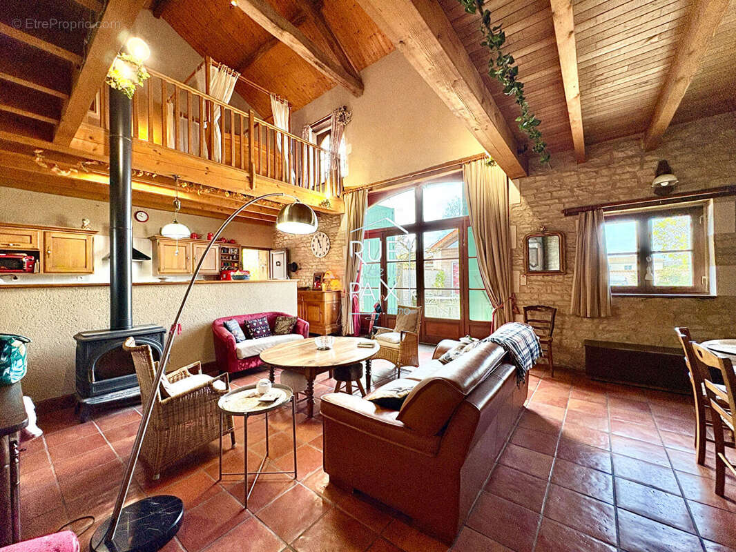 Maison à VENDEUVRE-DU-POITOU