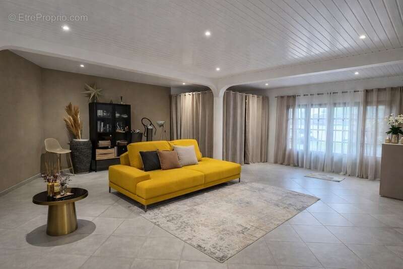 Maison à REMIRE-MONTJOLY