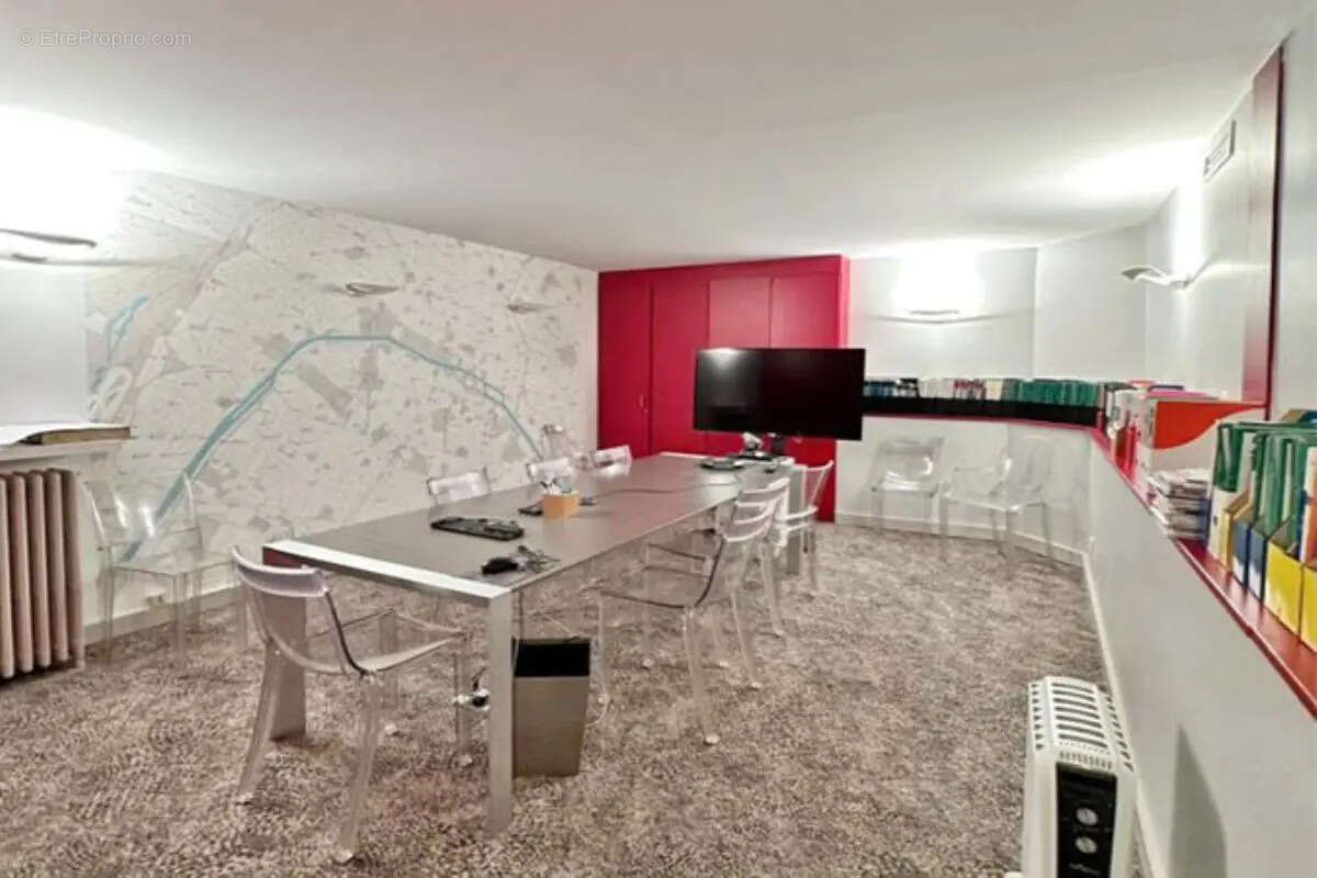 Commerce à PARIS-8E