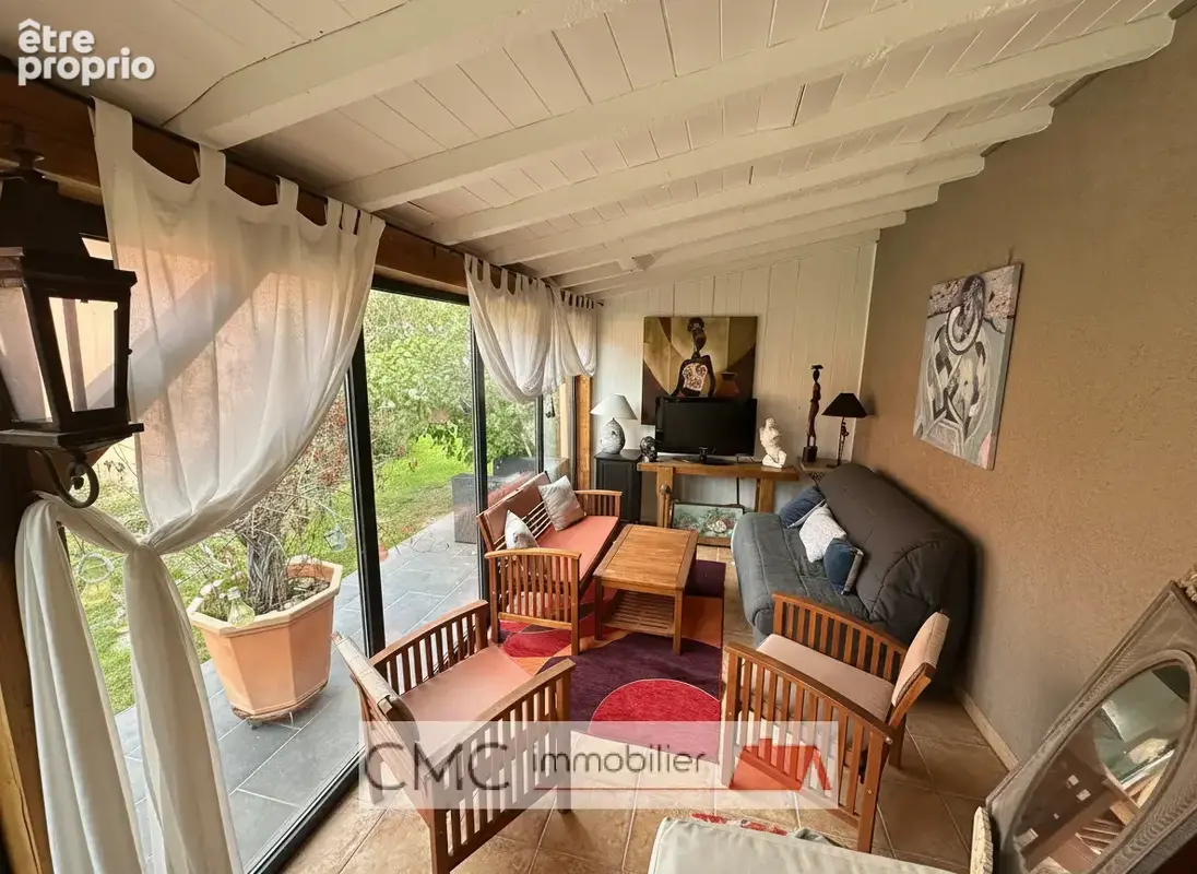 Luce-luisant   une maison lumineuse aux beaux volumes, avec jardin et grands espaces annexes ! - photo 18