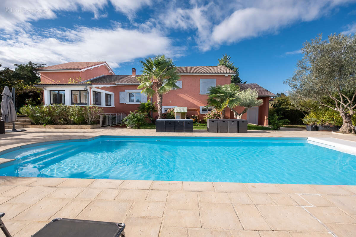 Maison à LA TOUR-DE-SALVAGNY