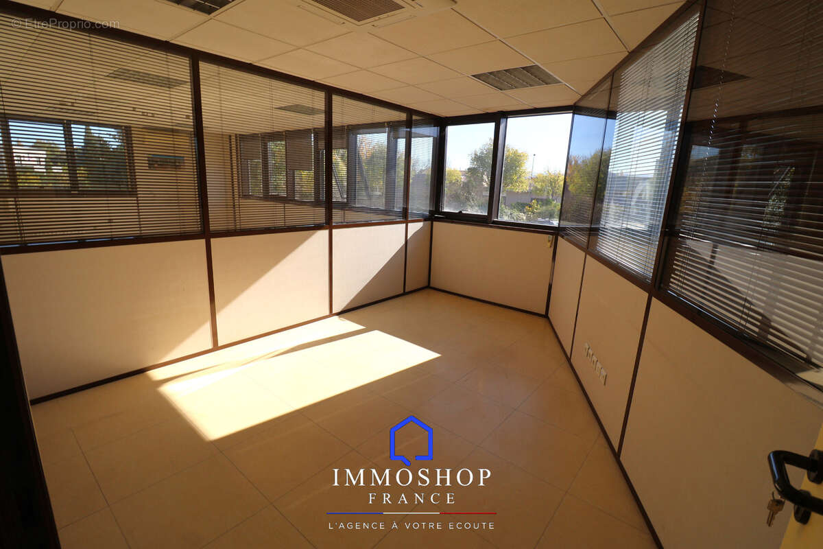 Entrepot + bureau 814 m2 pertuis 84120 - photo 12