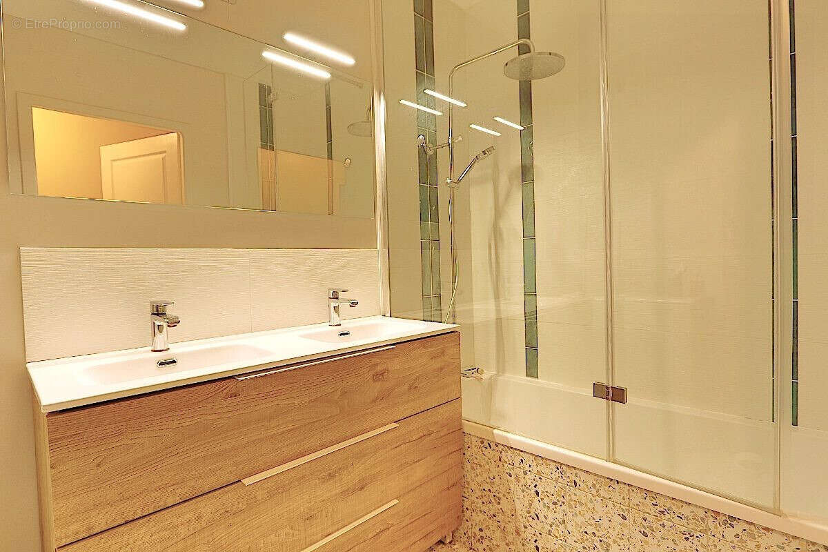 Salle de bains - Appartement à VILLY-LE-PELLOUX