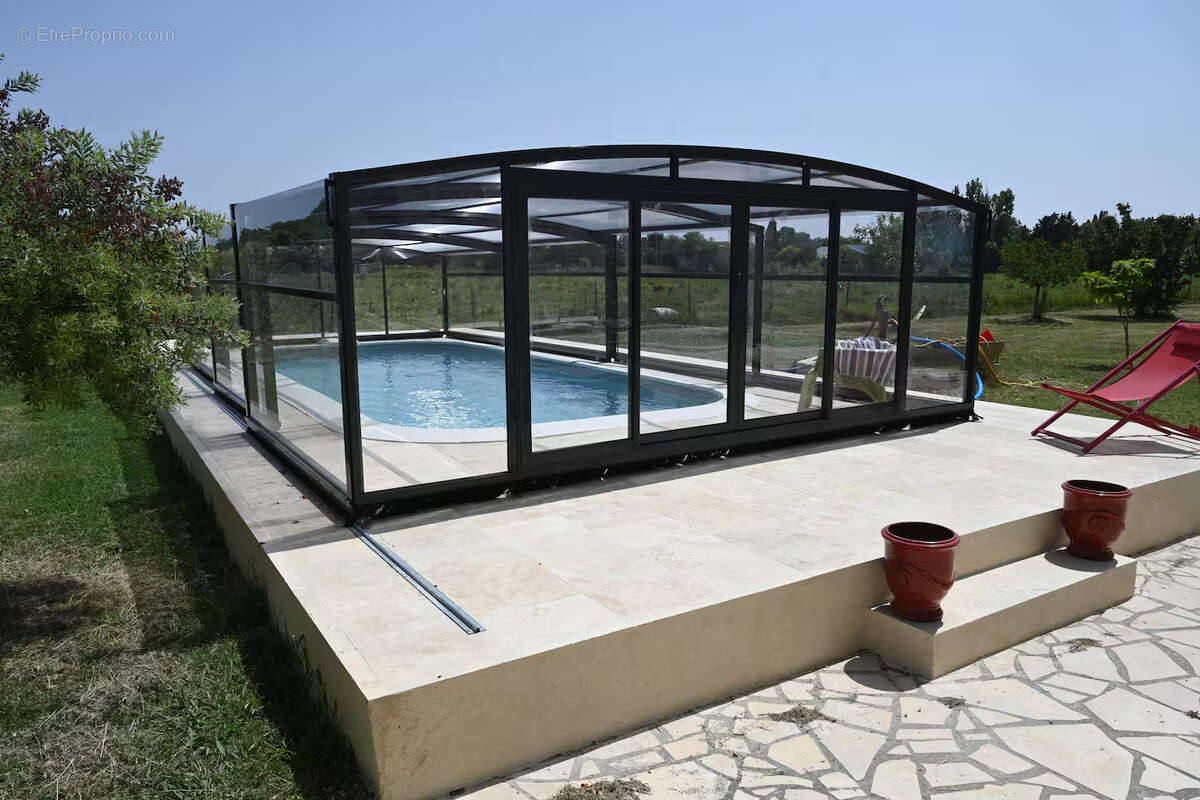 ARLES : Magnifique mas en pierre rénové de 185 m² avec dépendances, piscine et prestations haut de gamme - photo 11