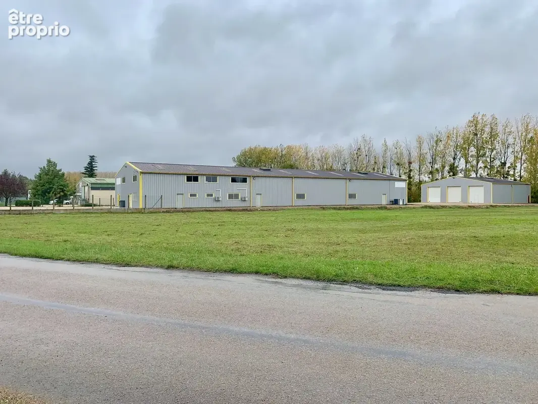 LOCAL PROFESSIONNEL + STOCKAGE - 1170 m2 bâtis sur 5886m2 de terrain - photo 2