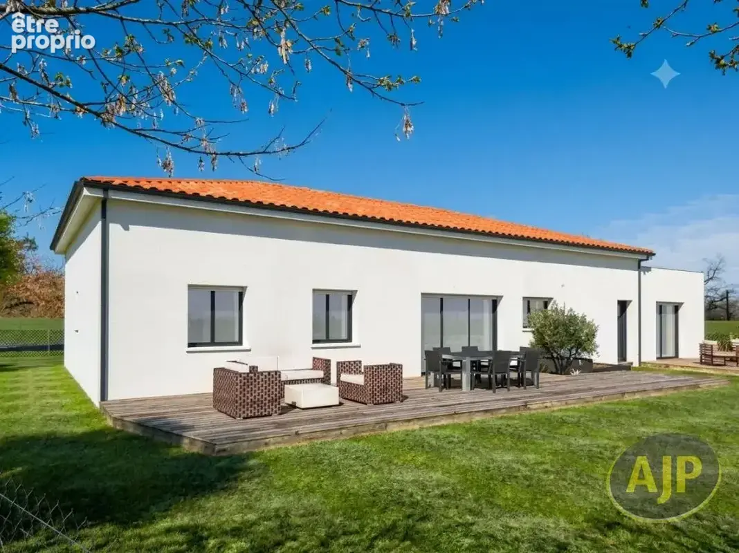 Maison Montaigu Vendee 6 pièce(s) 137.59 m2 - photo 2