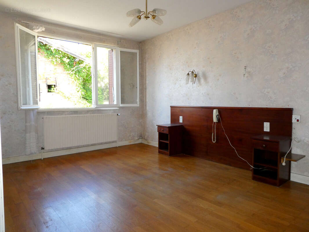 Maison à CHAMBOST-LONGESSAIGNE