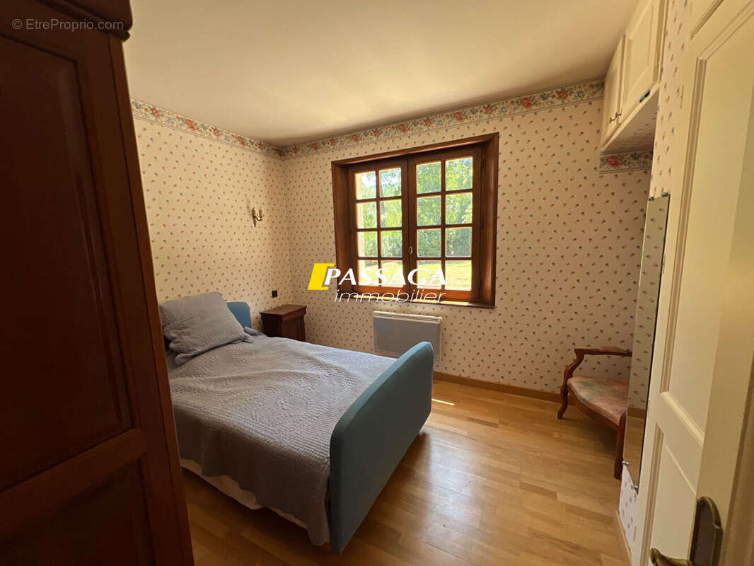 A VENDRE - Maison d'habitation avec parc arboré et piscine - LAISSAC - photo 9