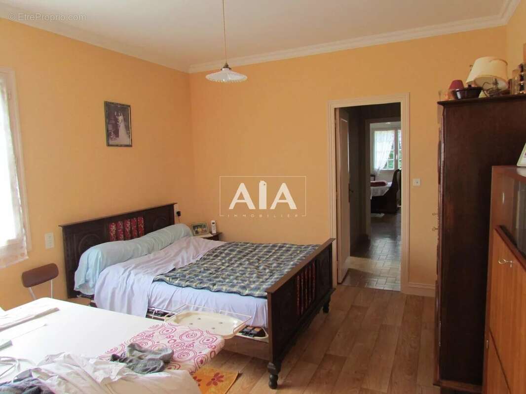 Maison à LES ADJOTS