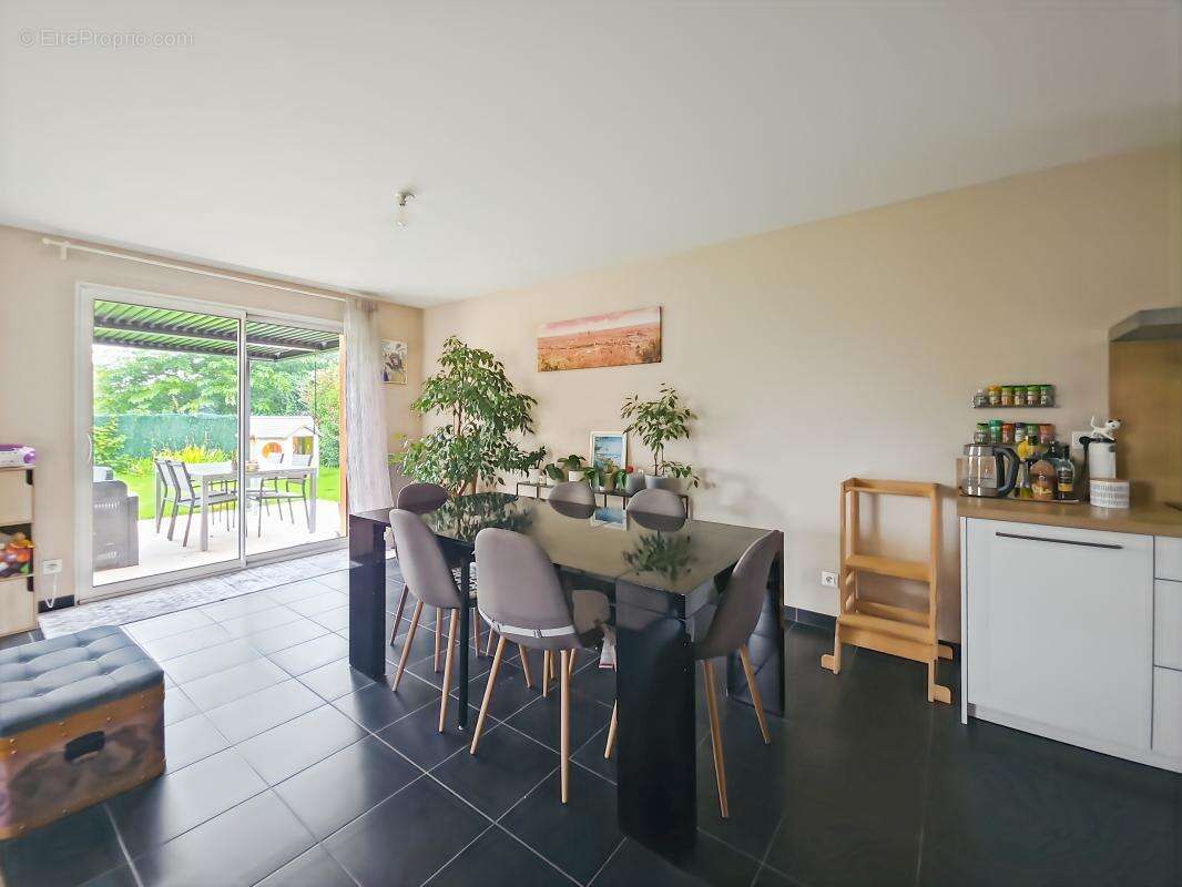 Maison à LA CHAPELLE-DU-CHATELARD