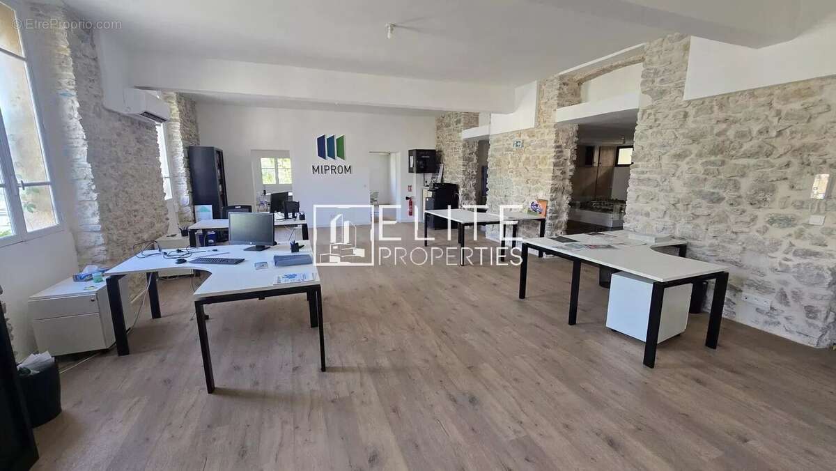 Commerce à MOUGINS