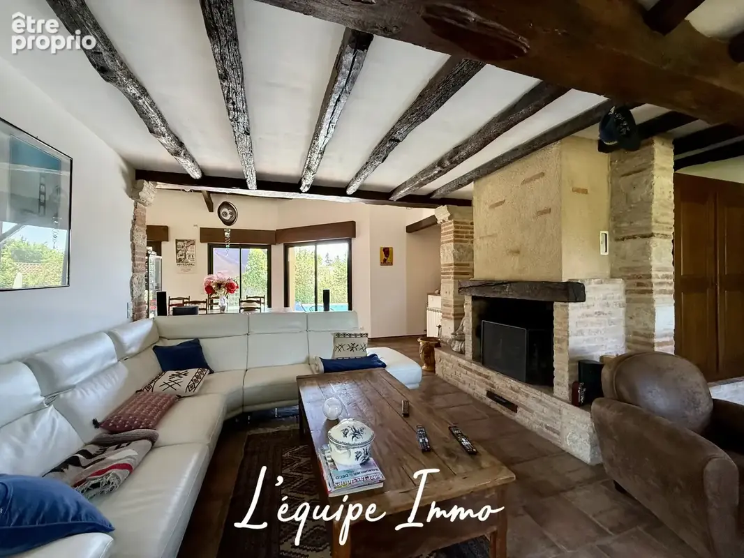 Maison d’architecte de plus de 200 m2 avec piscine sur un terrain de près de 2500 m2 - photo 7