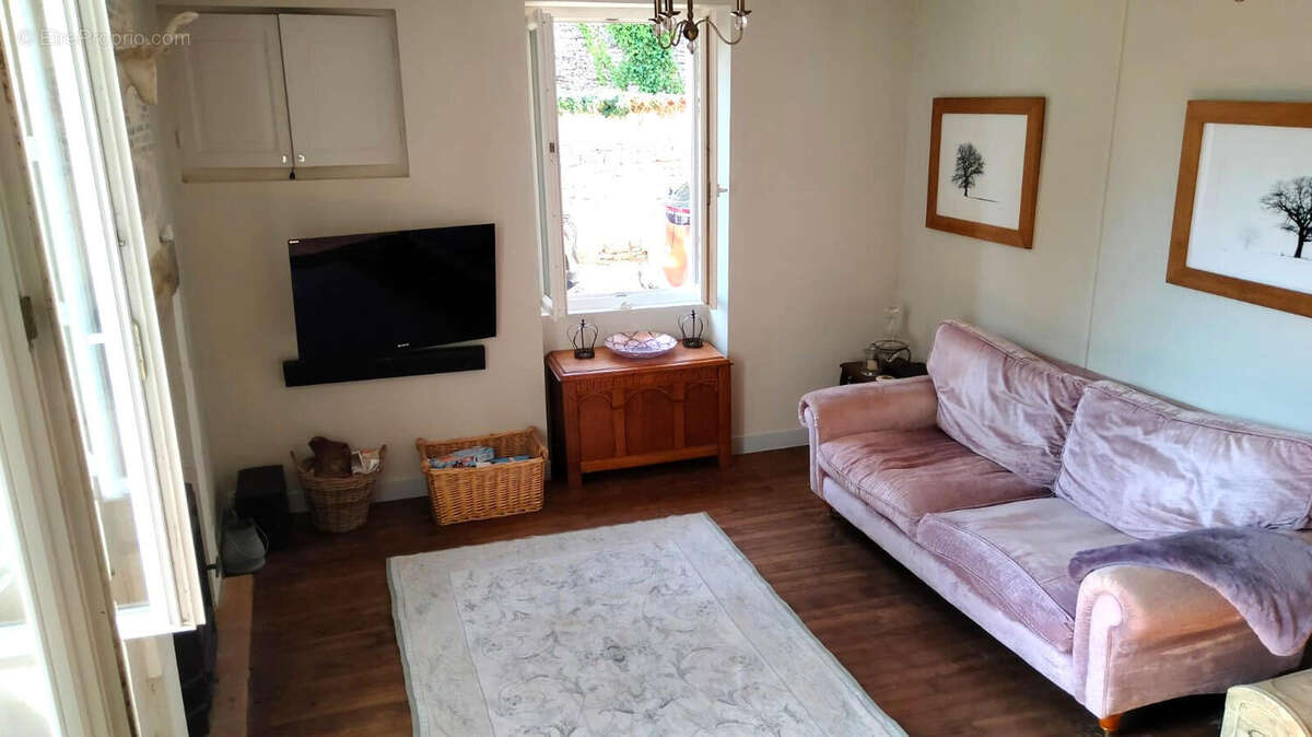 SALON - Maison à AUNAC