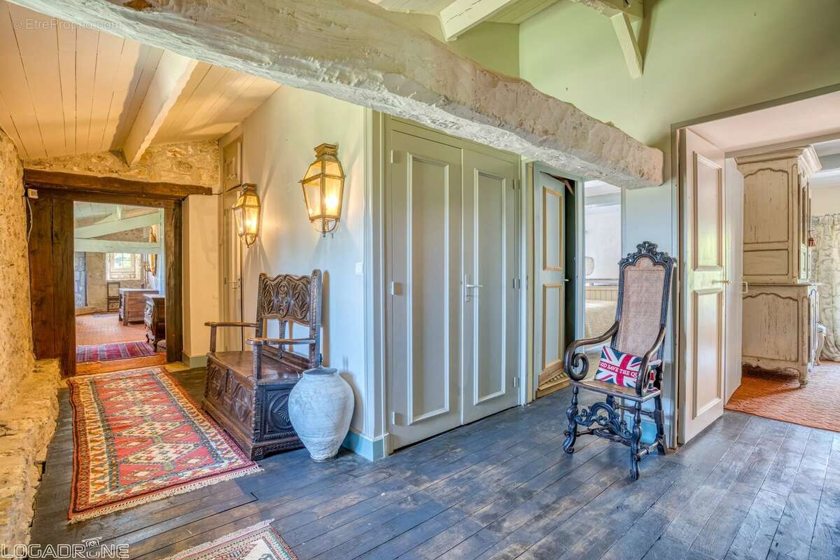 Domaine historique avec piscine, verger et vues sur la campagne environnante. - photo 9