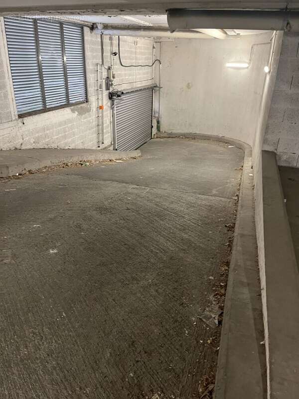 Parking à SAINT-MARTIN-D'HERES