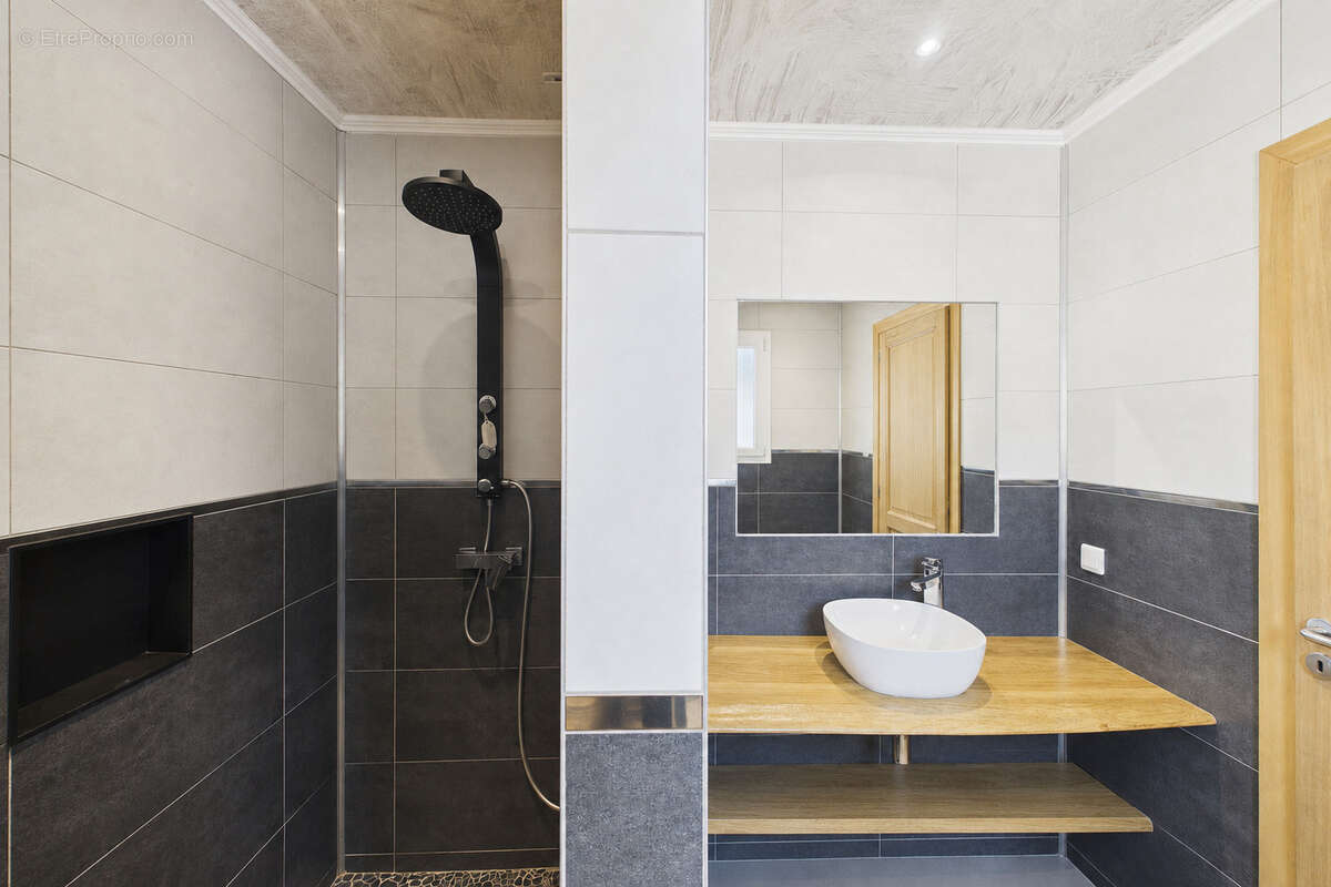 Maison avec piscine et dépendance - photo 17