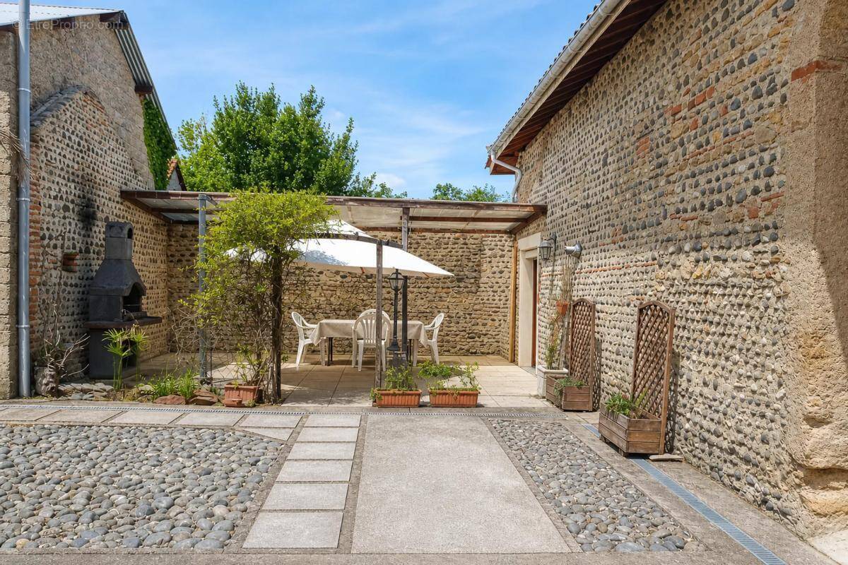 Maison à LABATUT-RIVIERE