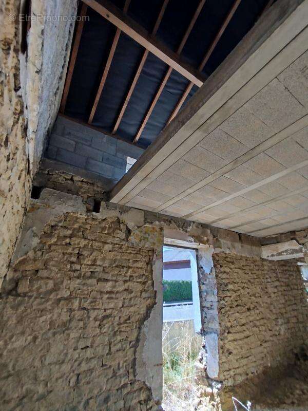 Maison en cours de construction — toiture refaite à neuf — fort potentiel - photo 6