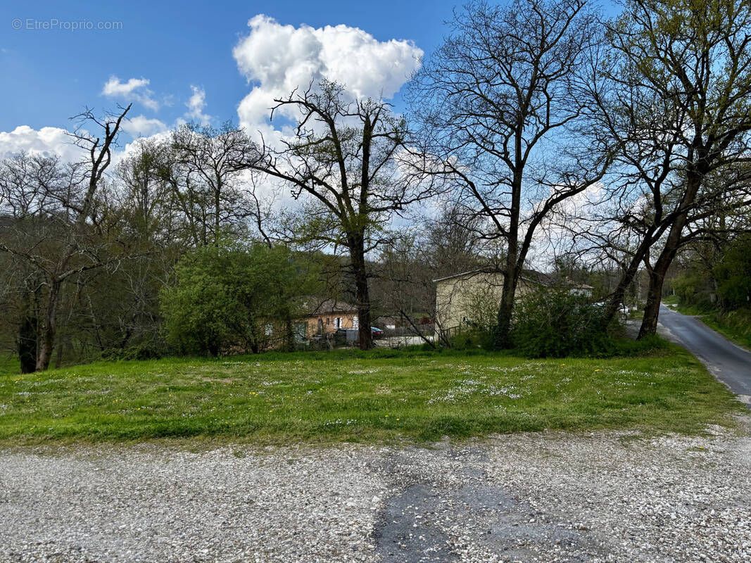 Terrain à LES ARTIGUES-DE-LUSSAC