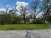 Terrain à LES ARTIGUES-DE-LUSSAC