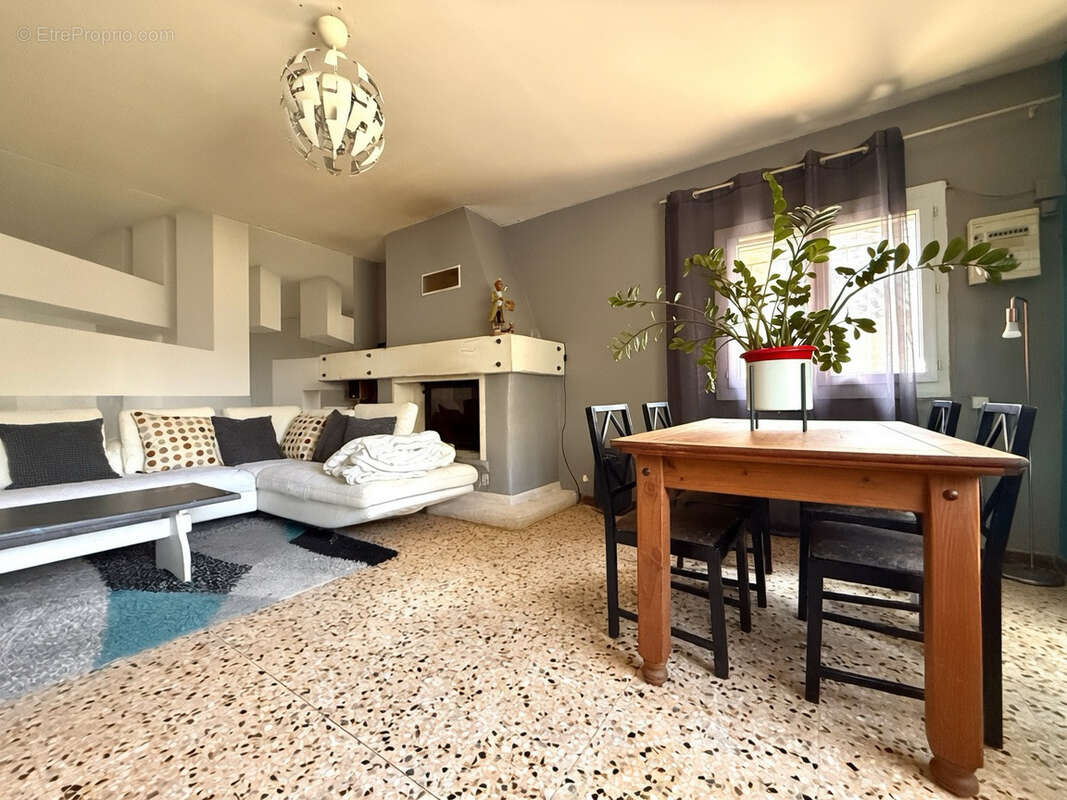 En EXCLUSIVITE Maison de 117m2, 3ch, Jardin de 1610m2 avec forage, carport et stockage. - photo 8