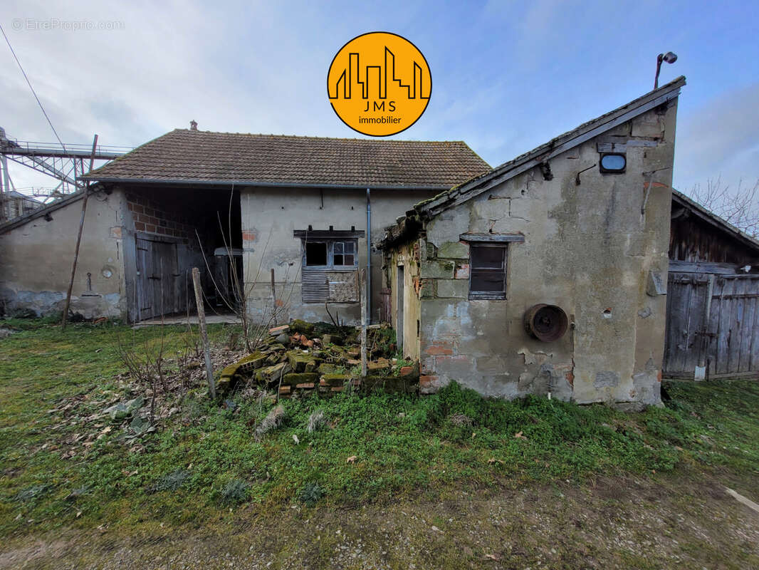 Maison à LE MONTET