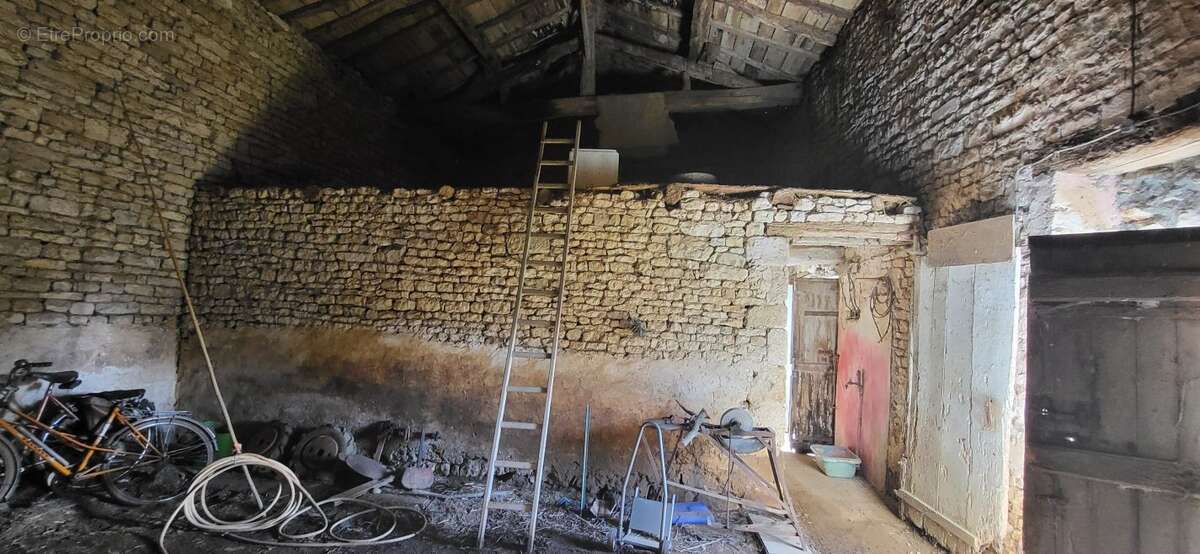 Maison à SAINT-HILAIRE-DES-LOGES