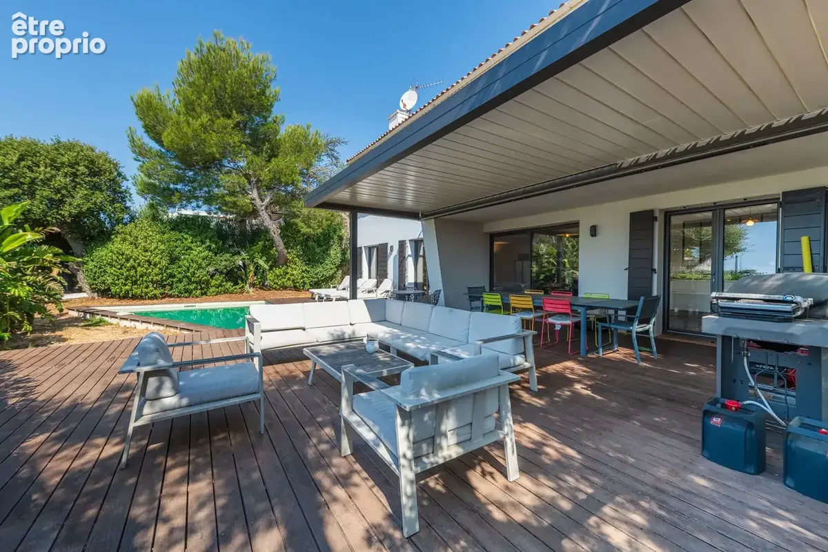 Villa rénovée à vendre avec jolie vue mer à Saint Raphaël , 4 chambres - photo 2