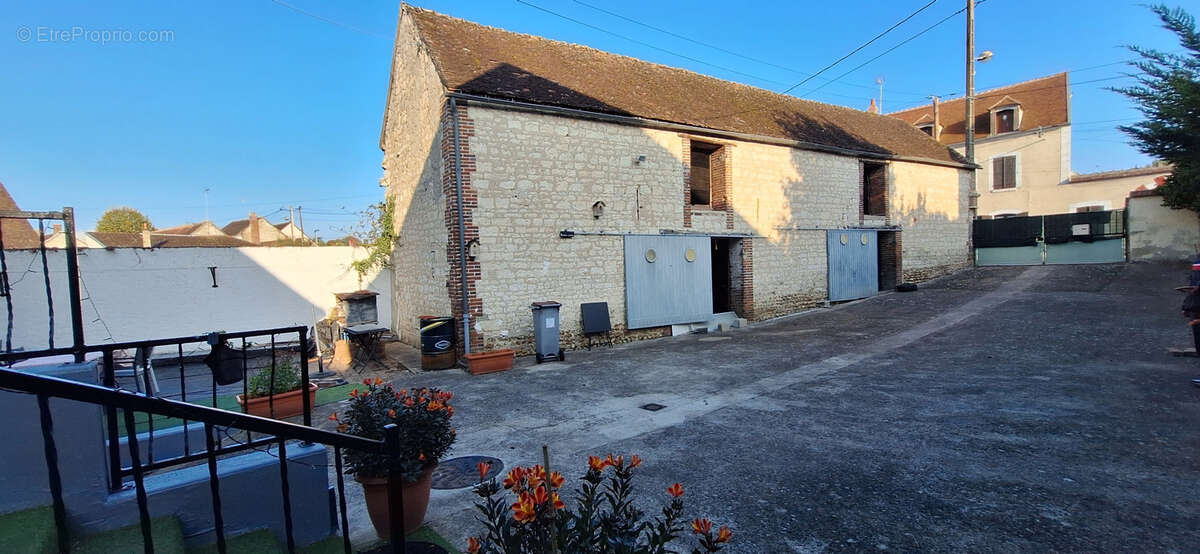 Maison à LAROCHE-SAINT-CYDROINE