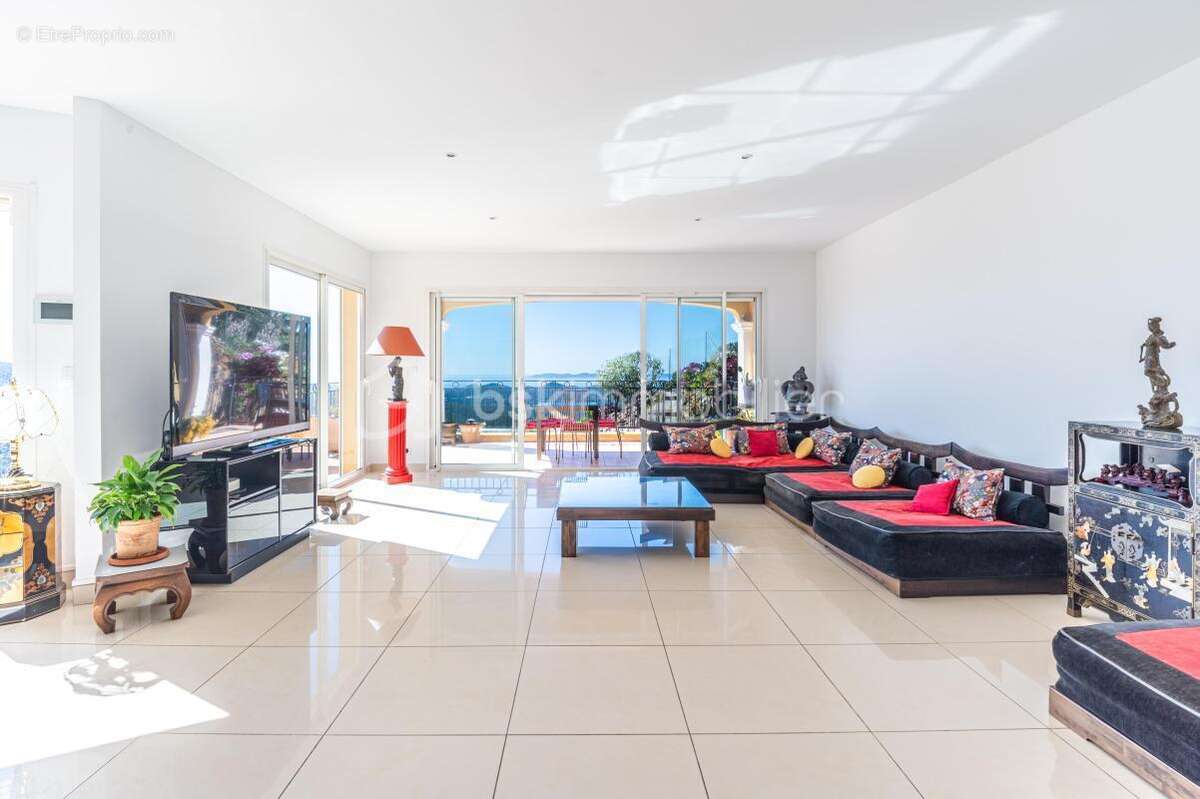 Côte d'azur - Propriété de prestige 230 m² avec piscine à débordement et panorama sur les Îles d'Or - photo 6