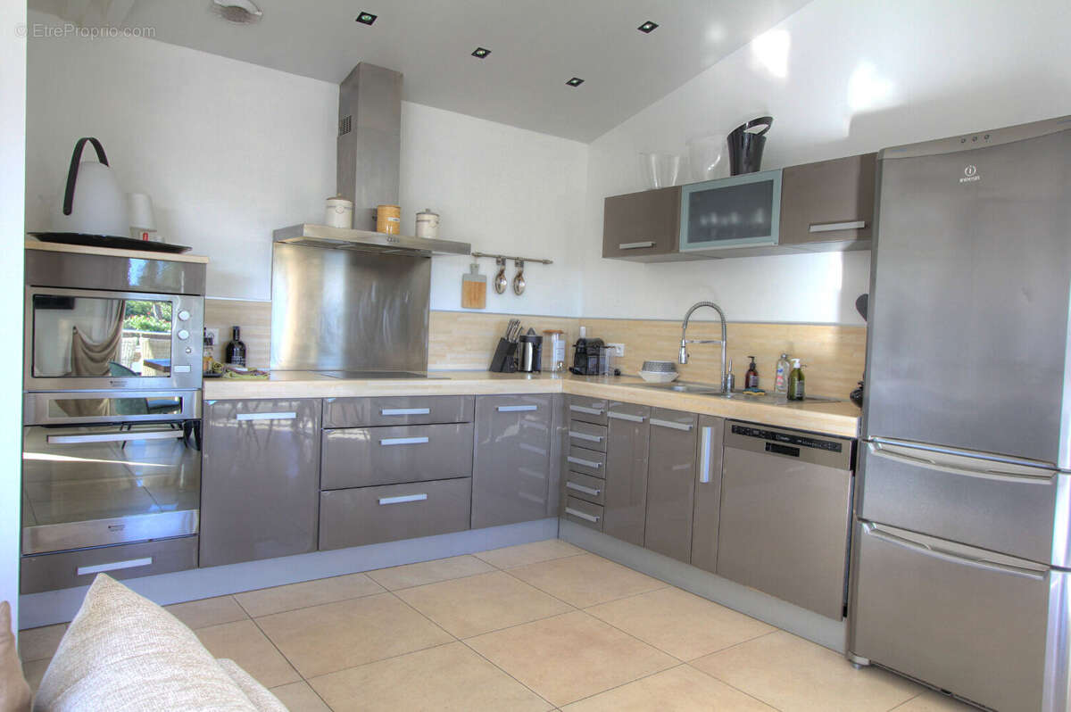 À vendre villa de 150 m² 5 pièces avec une jolie vue mer sur le golfe de saint-tropez et les collines, avec piscine et parking,  - photo 7