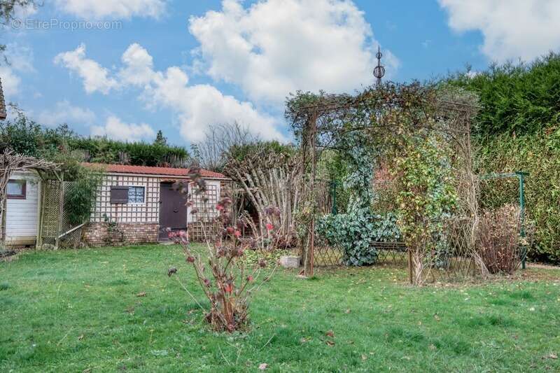 Maison à LA QUEUE-LES-YVELINES