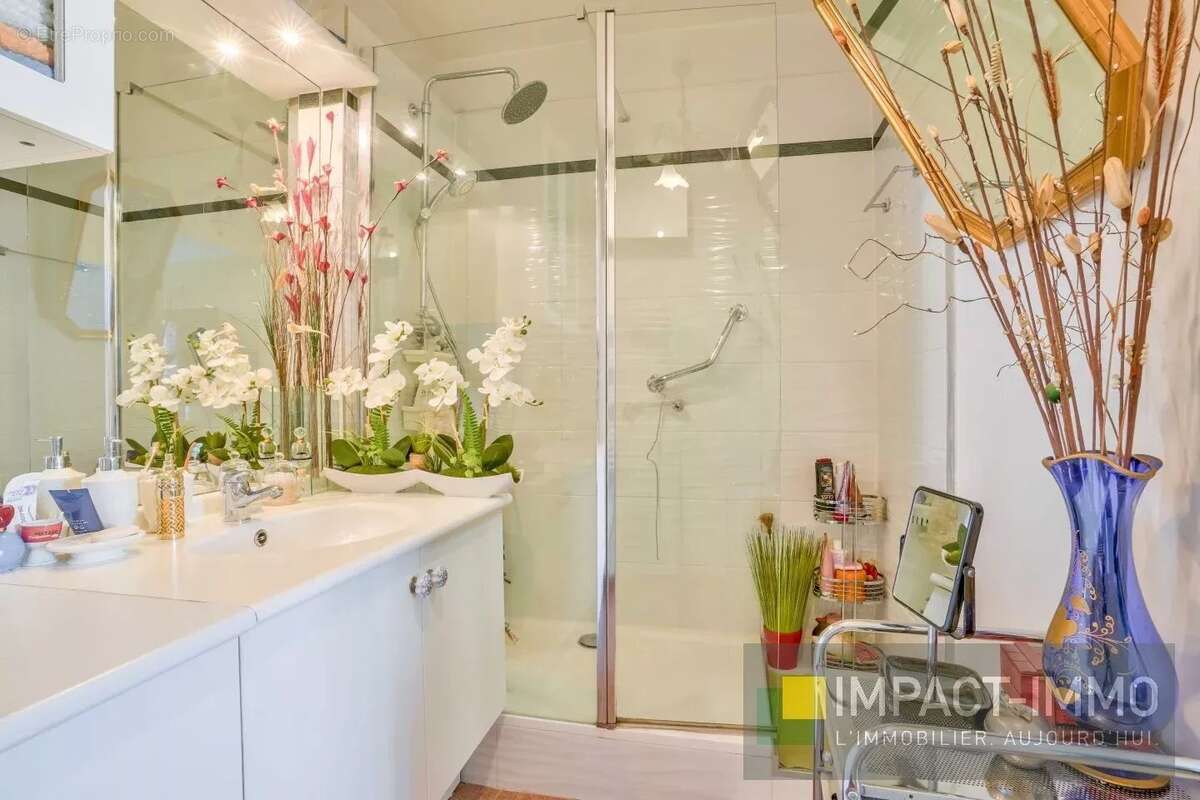 Appartement à COURBEVOIE