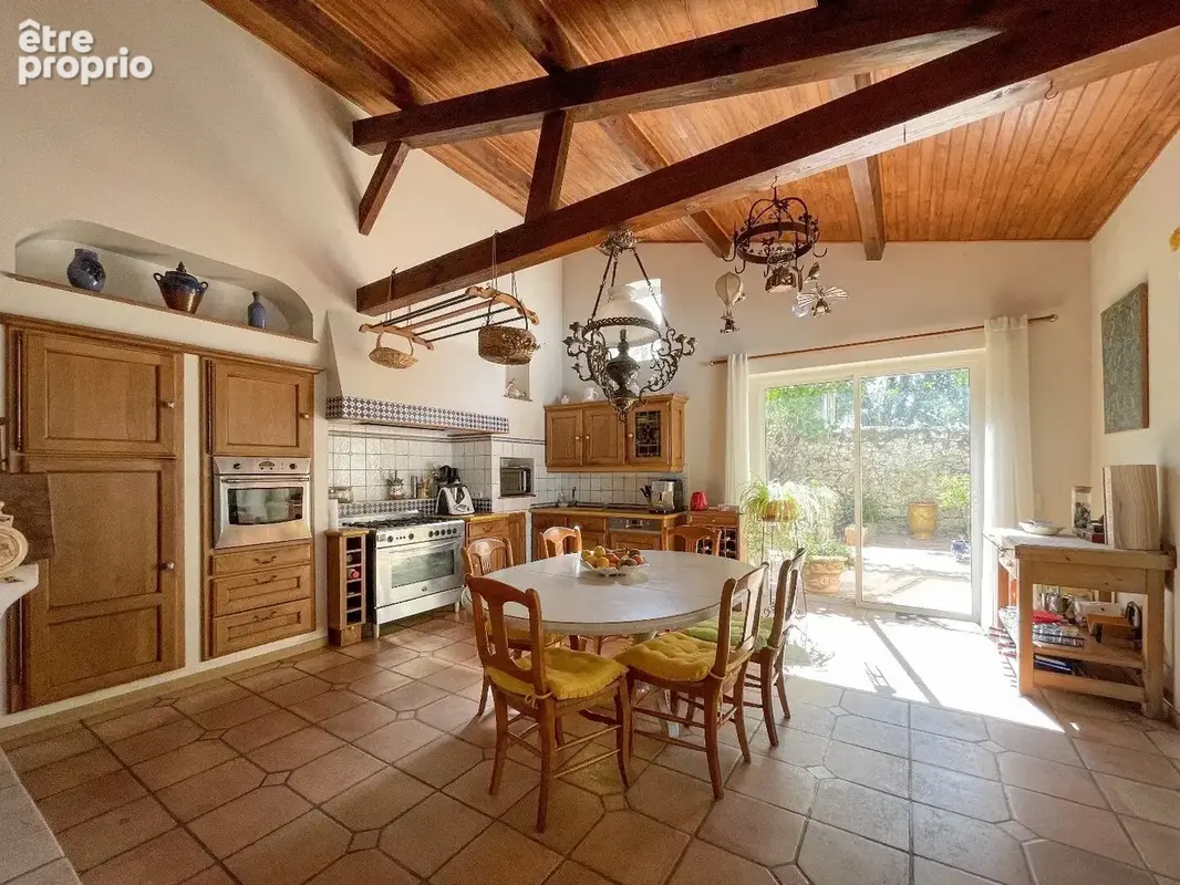 Une maison en pierres autour de sa piscine - photo 2
