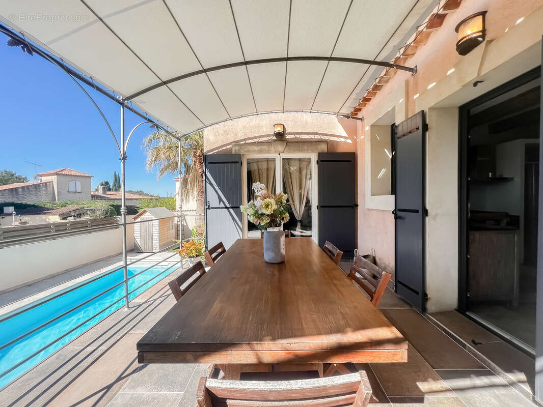 Maison à SAINT-MITRE-LES-REMPARTS