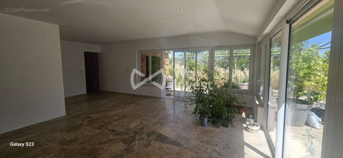 Maison 105 m² à Saint-Maximin-La-Sainte-Baume  - photo 2