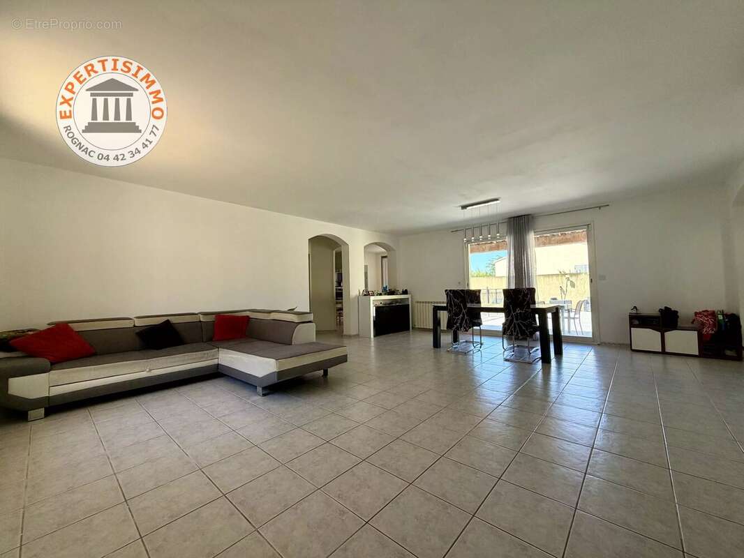 Saint esteve - plain-pied familial d'environ 150 m² – piscine – double garage – terrain de 682 m² - photo 4